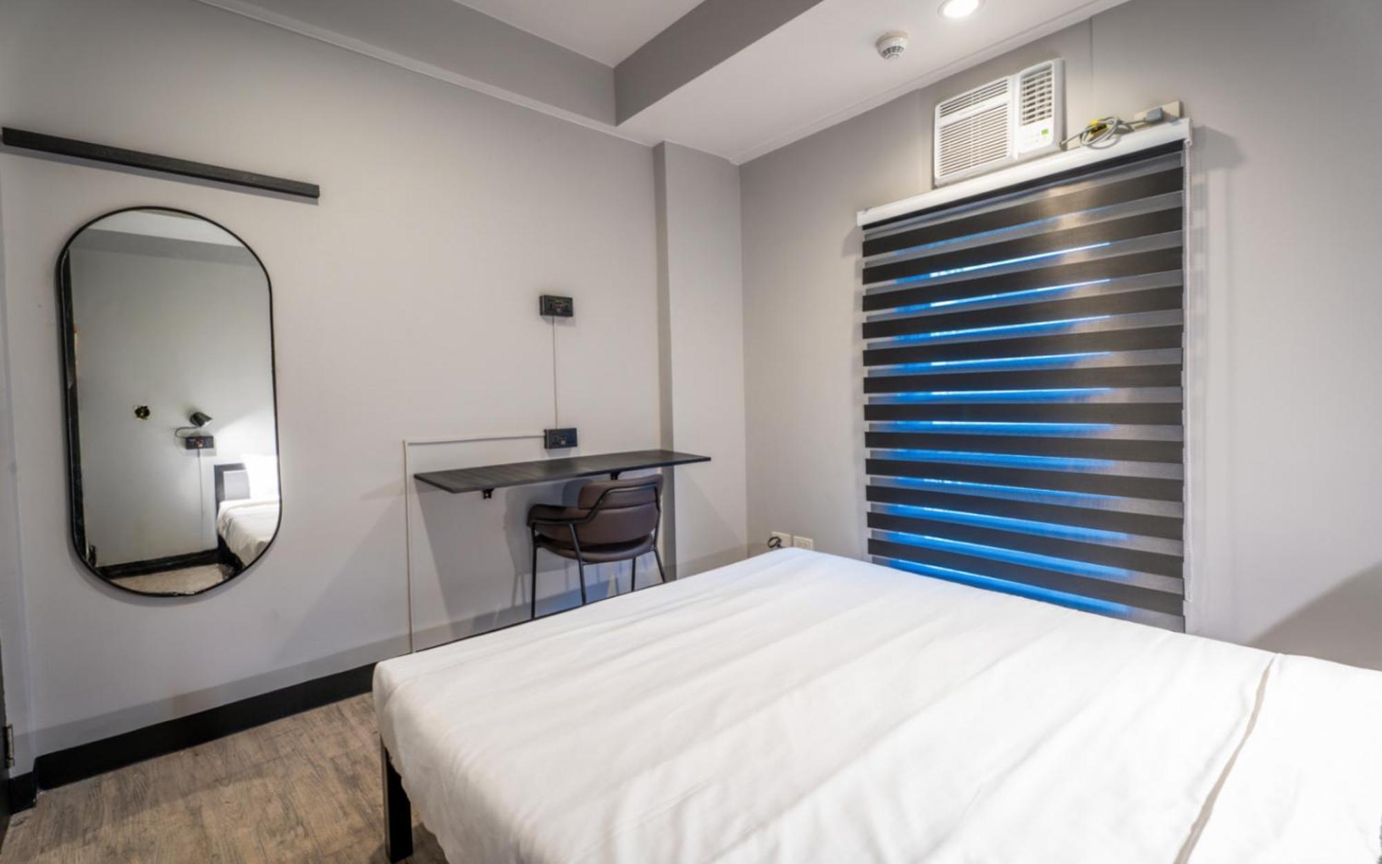 Mad Monkey Manila Hostel Makati City ภายนอก รูปภาพ