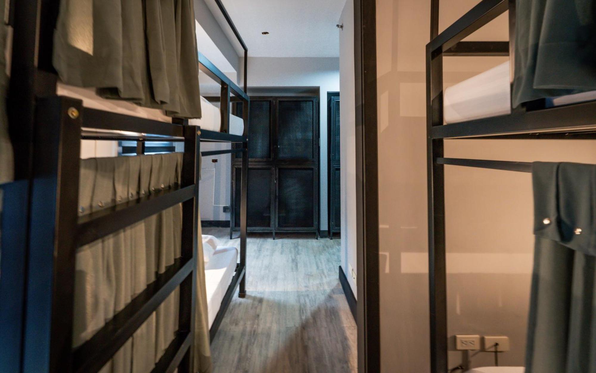 Mad Monkey Manila Hostel Makati City ภายนอก รูปภาพ