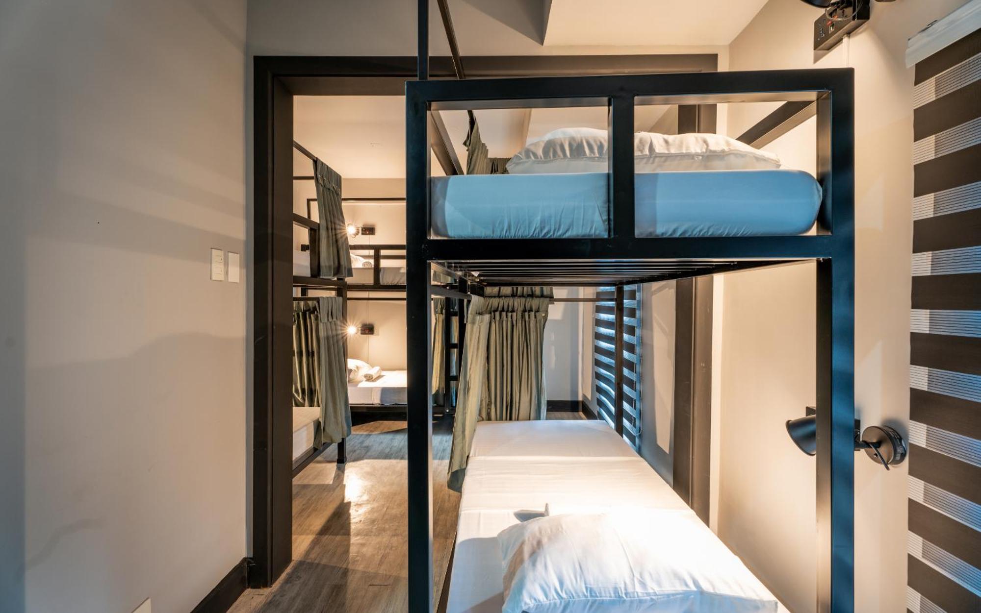 Mad Monkey Manila Hostel Makati City ภายนอก รูปภาพ