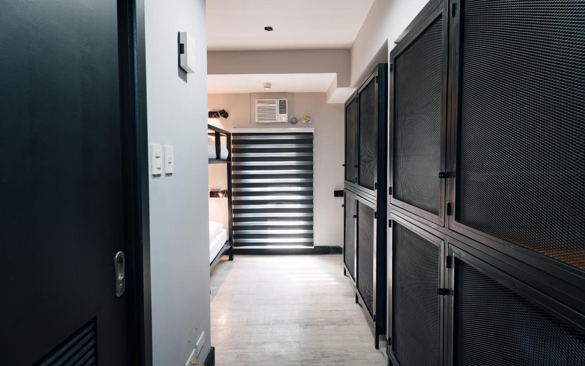 Mad Monkey Manila Hostel Makati City ภายนอก รูปภาพ