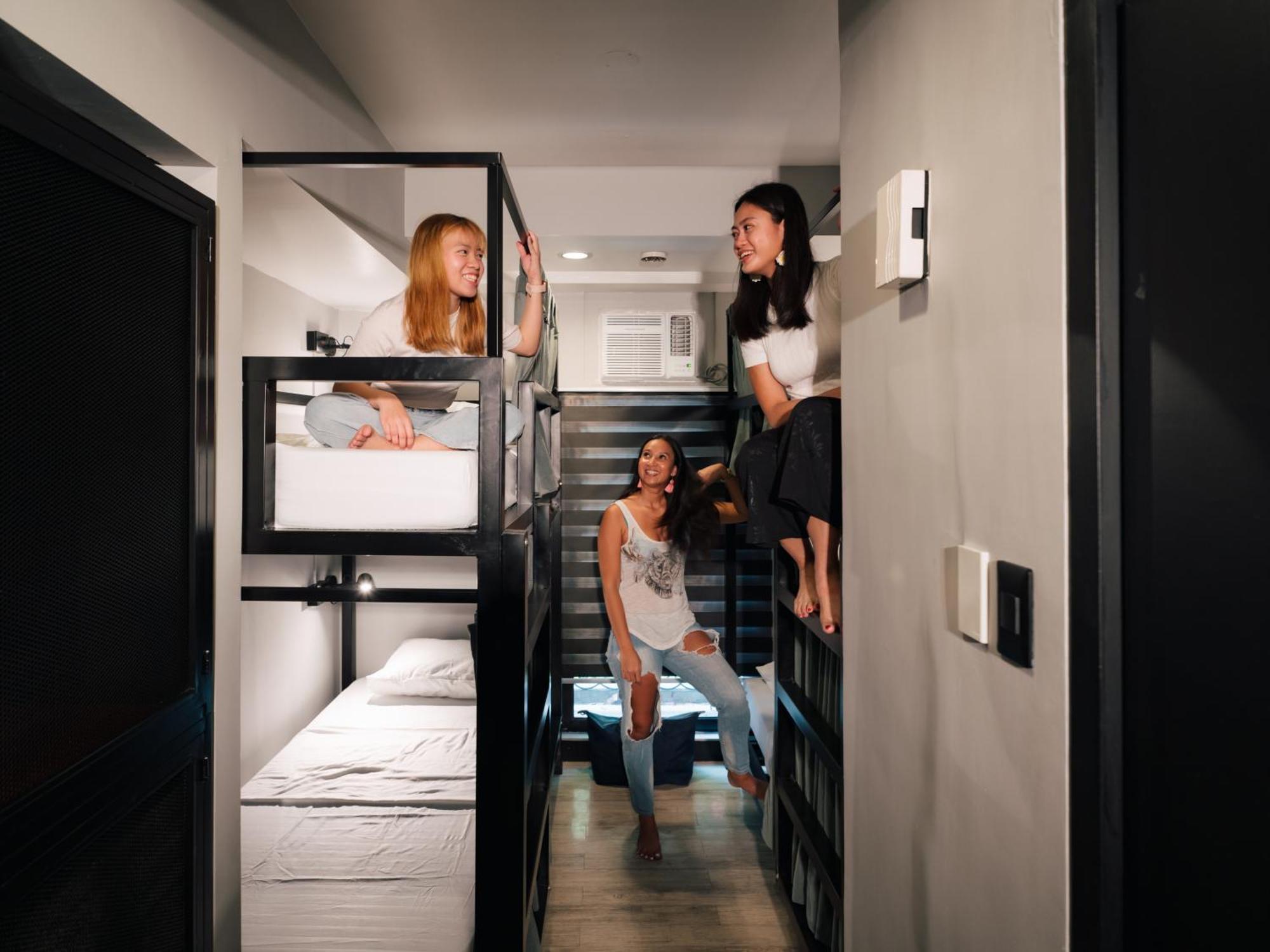 Mad Monkey Manila Hostel Makati City ภายนอก รูปภาพ