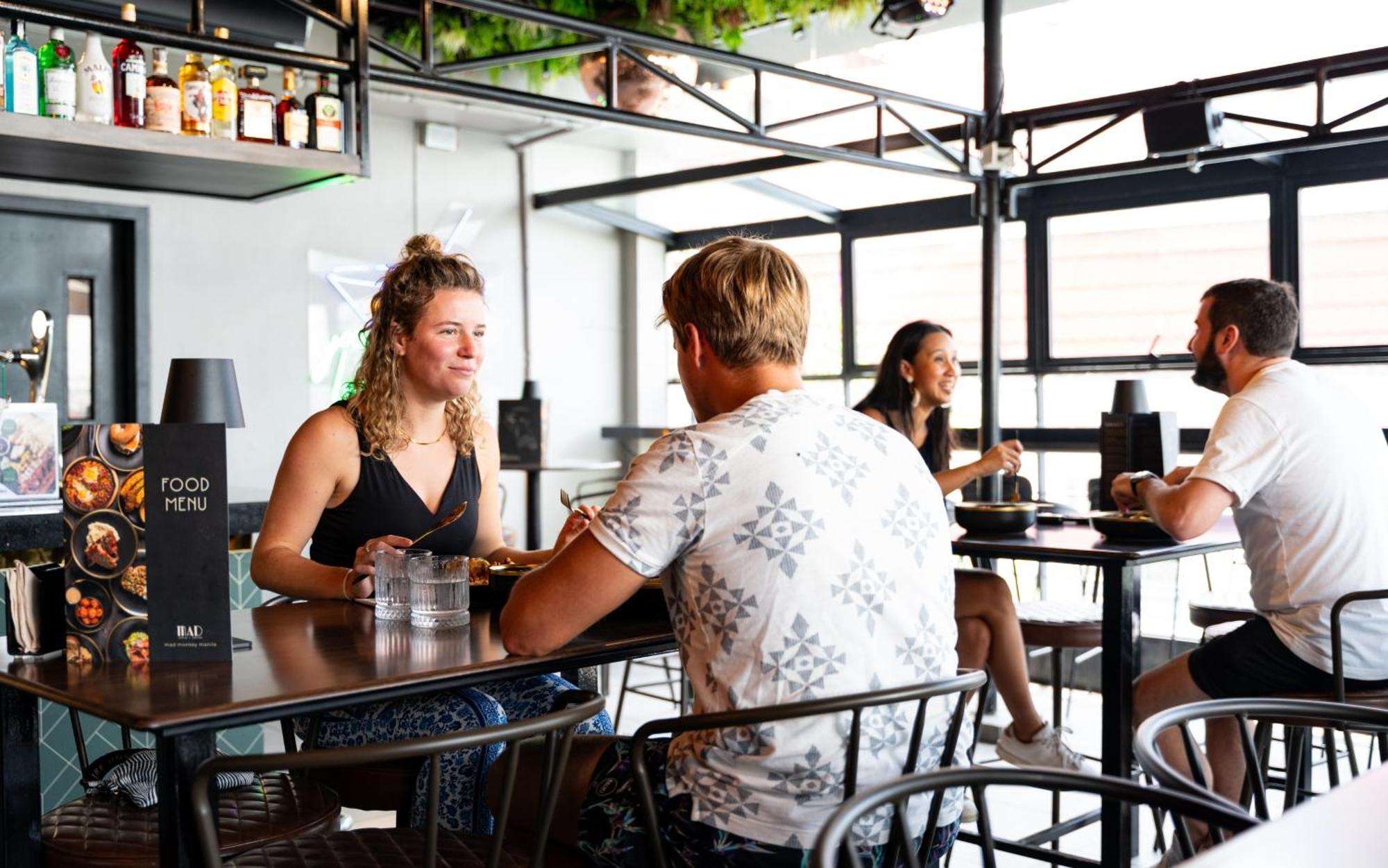 Mad Monkey Manila Hostel Makati City ภายนอก รูปภาพ