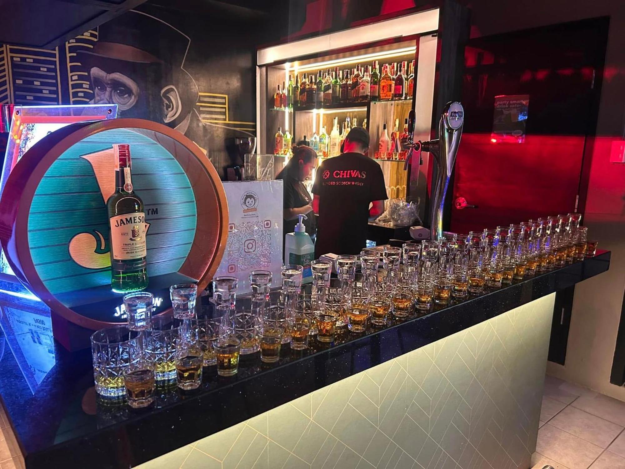Mad Monkey Manila Hostel Makati City ภายนอก รูปภาพ
