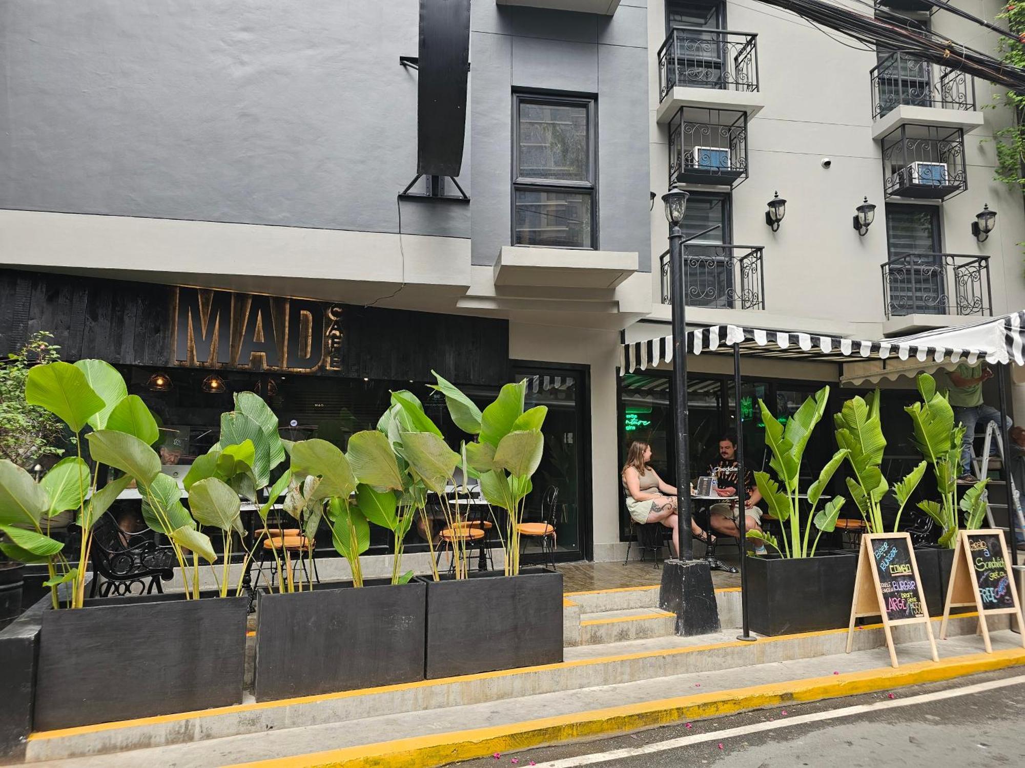 Mad Monkey Manila Hostel Makati City ภายนอก รูปภาพ