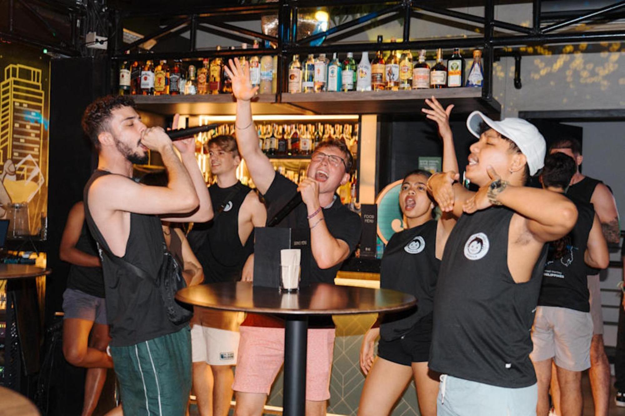 Mad Monkey Manila Hostel Makati City ภายนอก รูปภาพ