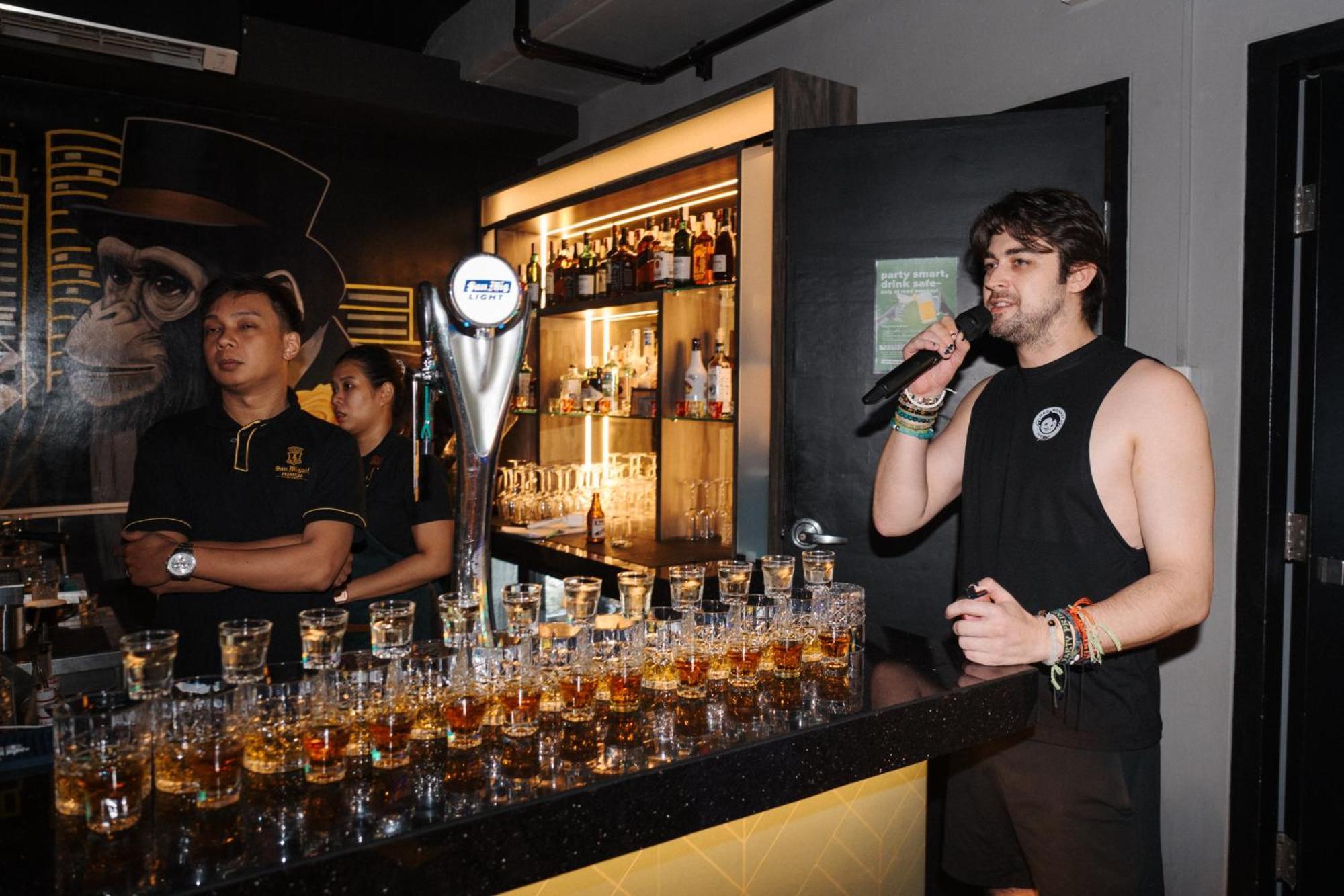 Mad Monkey Manila Hostel Makati City ภายนอก รูปภาพ