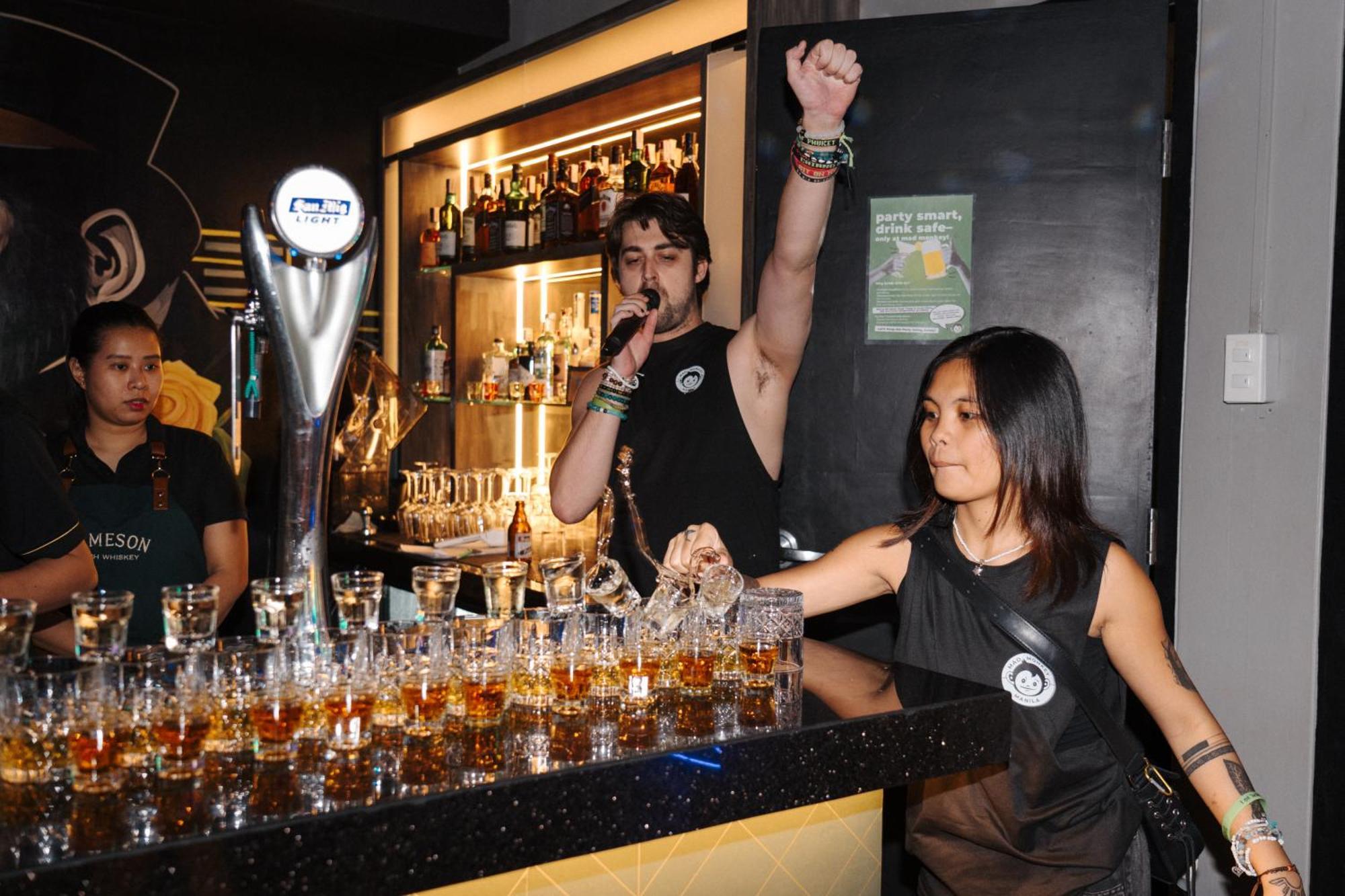 Mad Monkey Manila Hostel Makati City ภายนอก รูปภาพ