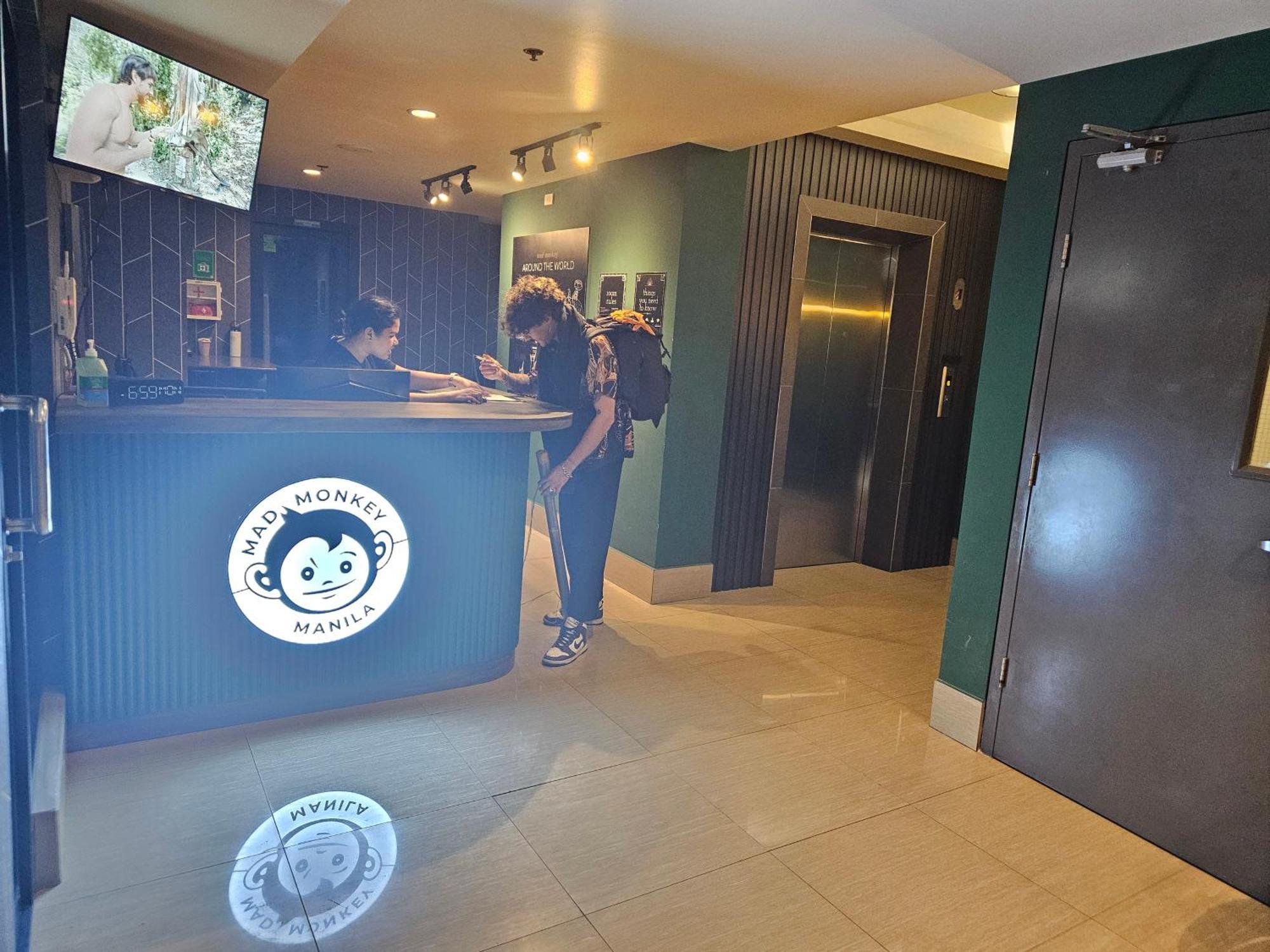 Mad Monkey Manila Hostel Makati City ภายนอก รูปภาพ