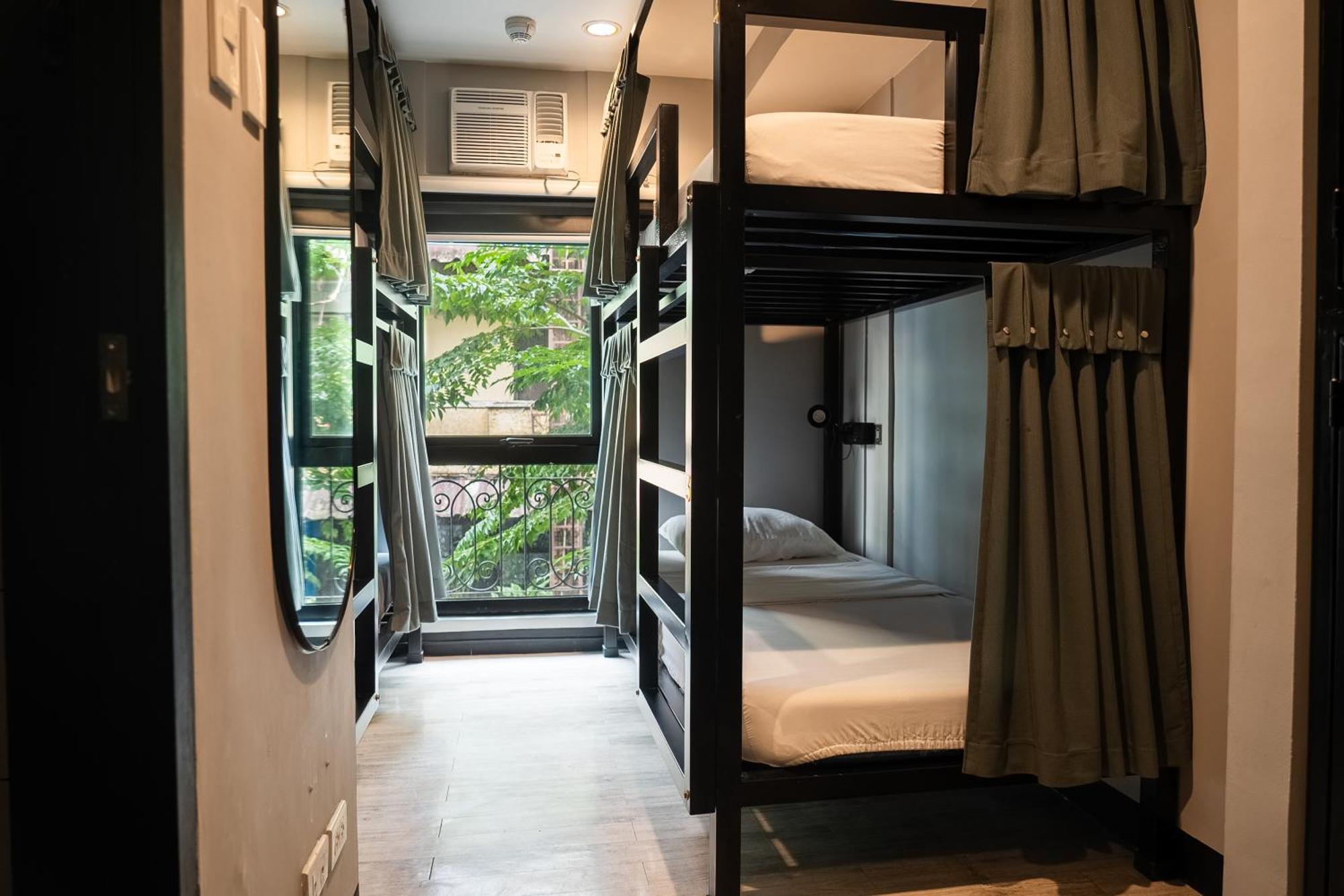 Mad Monkey Manila Hostel Makati City ภายนอก รูปภาพ